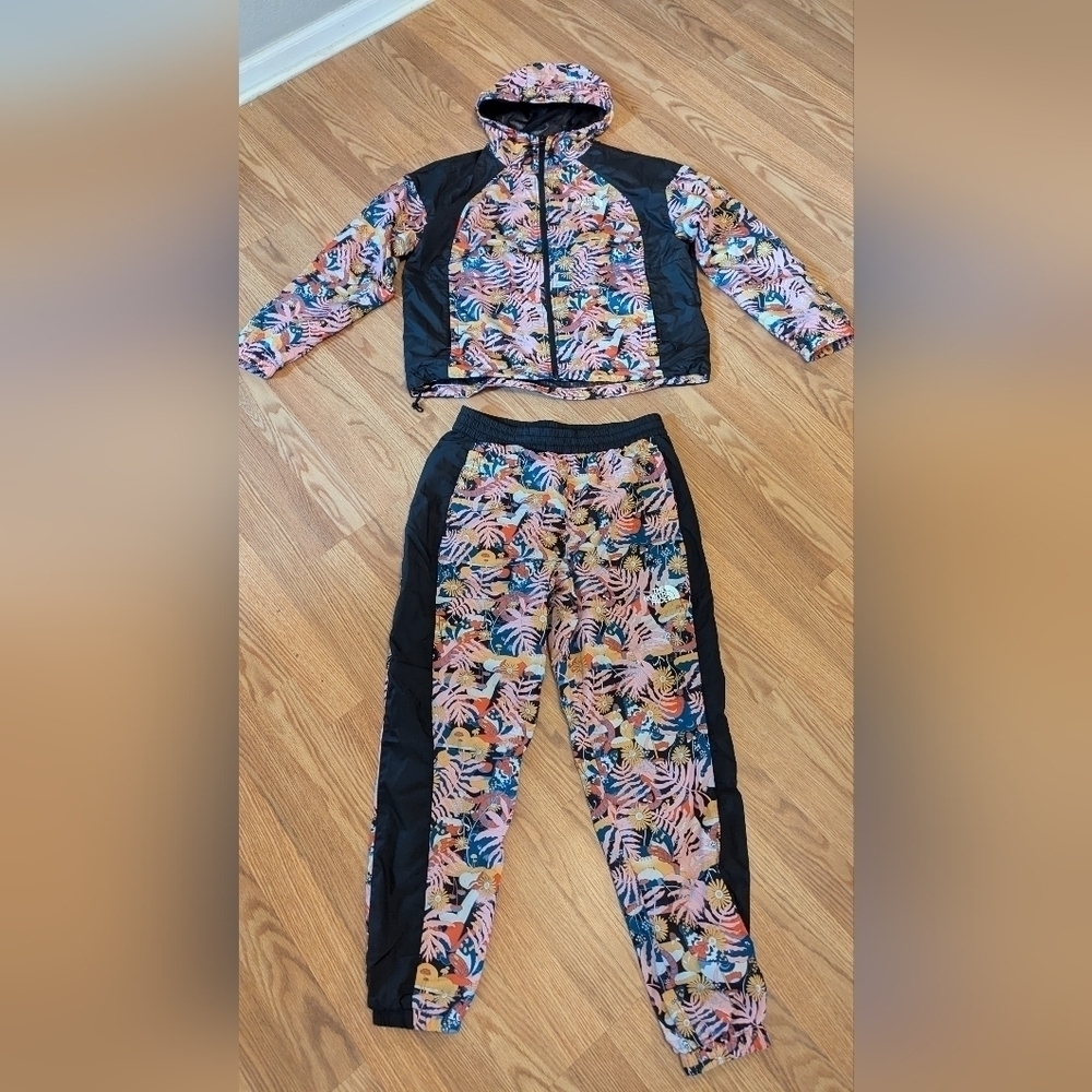 The North Face Woman's  Top & Pants  Windbreaker Set Size M. - Picture 2 of 13